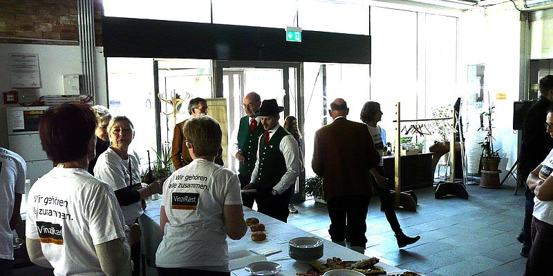 Foyer VinziRast am Land mit Besucher:innen der Eröffnungsfeier VinziRast-Station