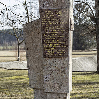 #94 Säule vor dem Speicher in Neusiedl, Format: 105x140, NOCH VERFÜGBAR - 100€