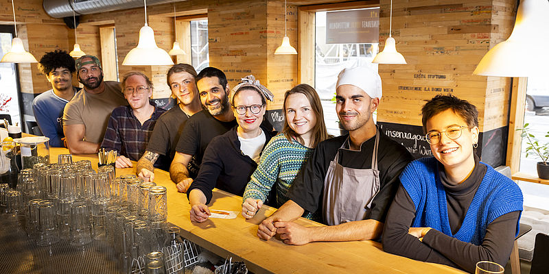 Das Team vom VinziRast-Lokal mittendrin