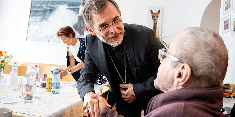 Erzbischof besucht die Obdachloseneinrichtung VinziRast